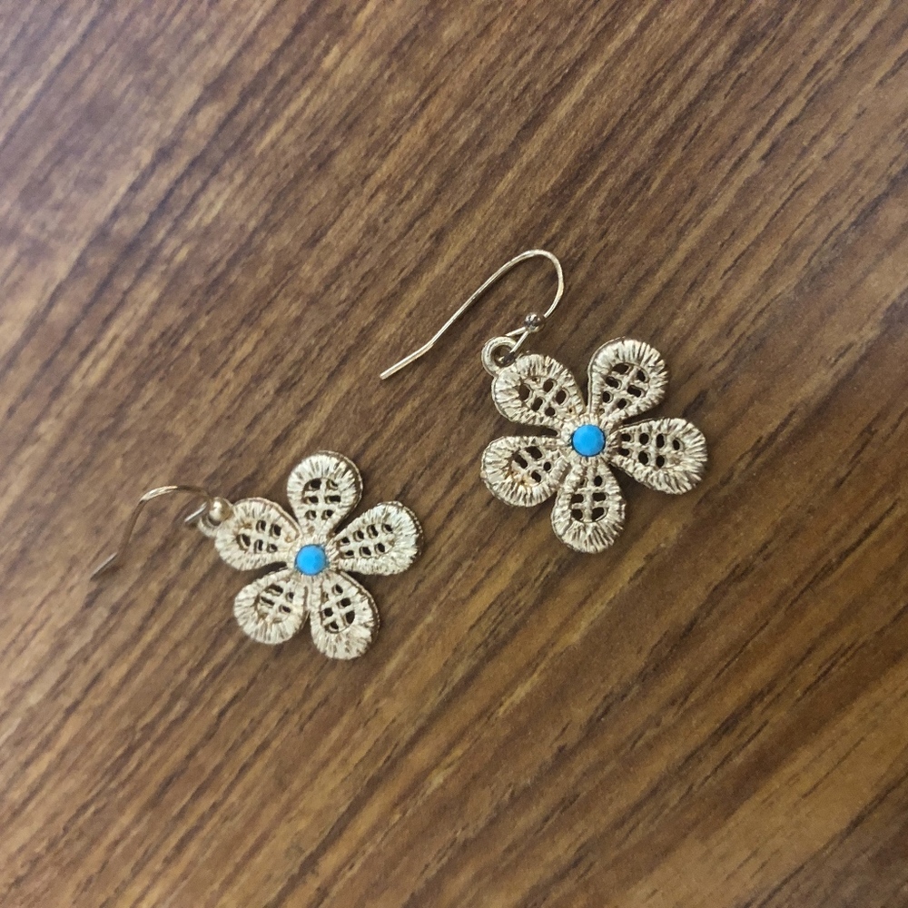 Adorable flower earrings